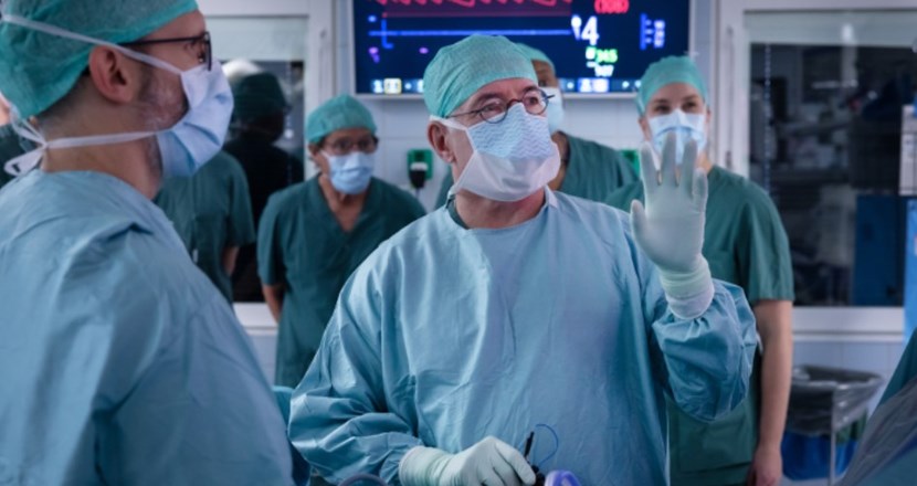 Två personer i operationskläder. Foto.