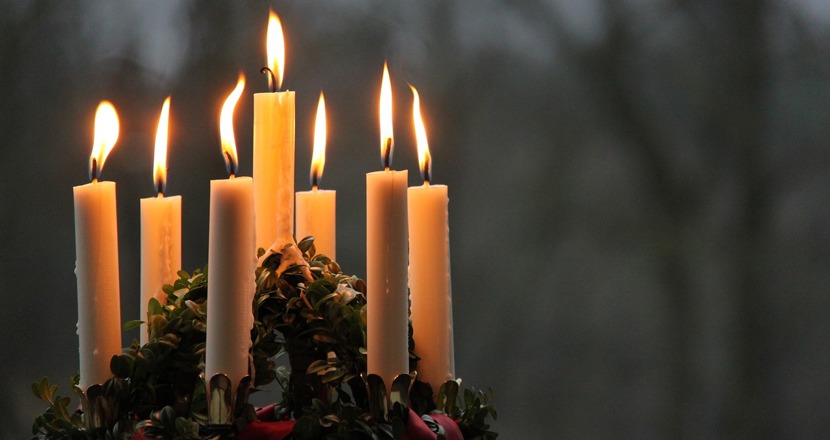 En luciakrona med brinnande ljus. Bild.