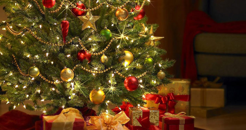 En glittrande julgran med paket. Bild.