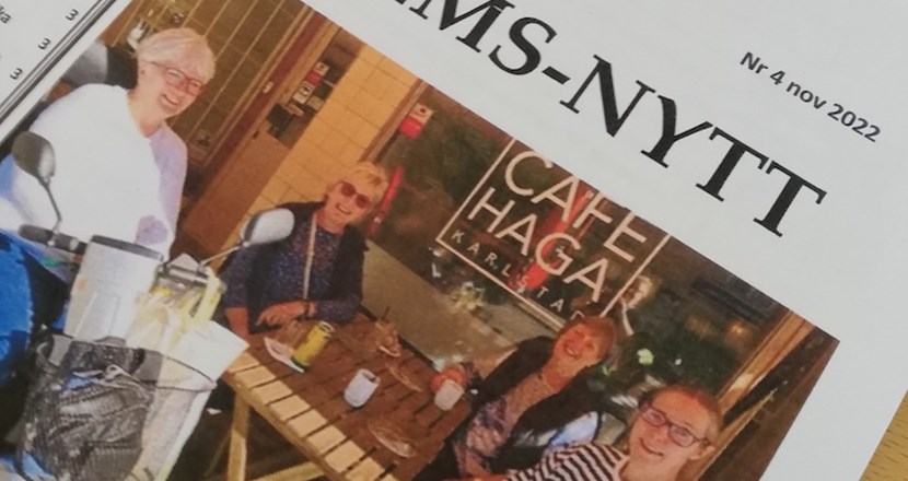 Bild av framsidan på senaste medlemsutskicket där fyra kvinnor sitter vid ett cafébord. Foto.