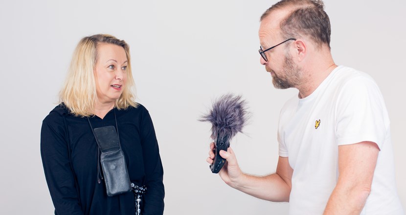 En kvinna blir intervjuad av en man med mikrofon. Foto.