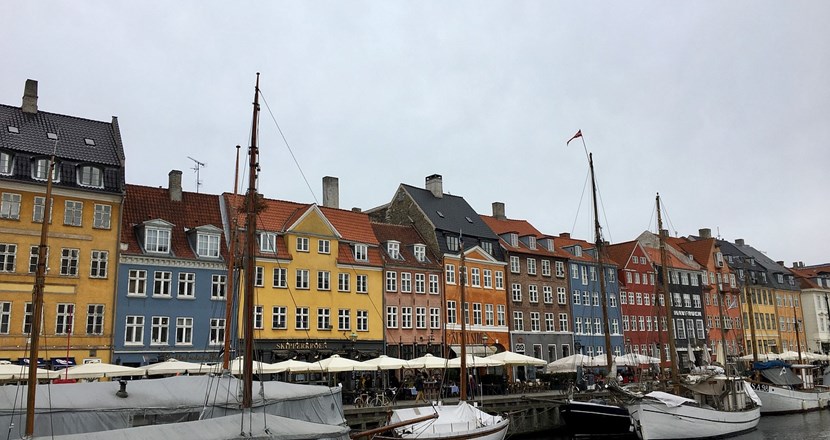 Nyhavn i Köpenhamn, med segelbåtar i förgrunden. Foto.