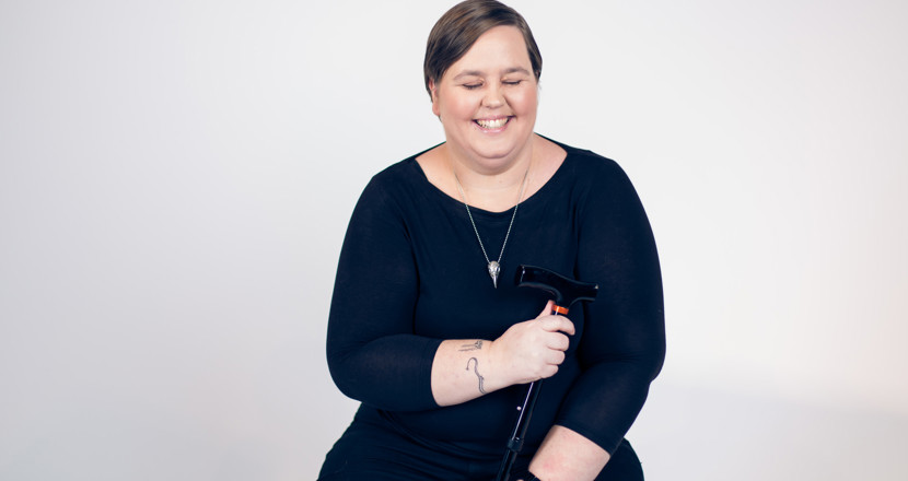 Tjej med käpp. Foto.