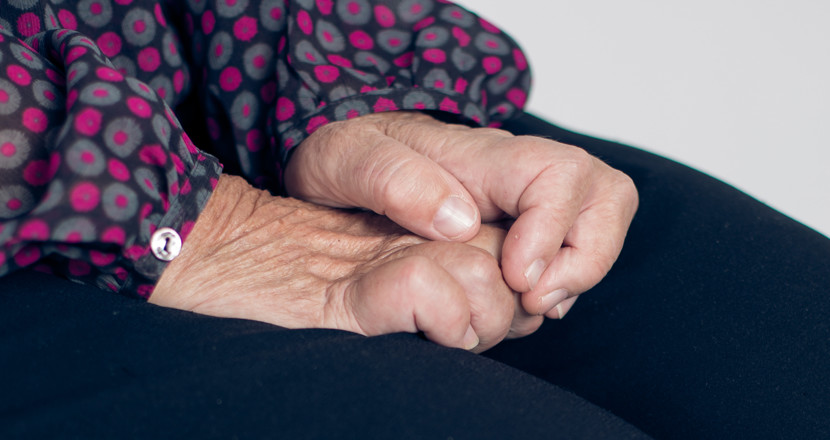 Häner i knät. Foto.