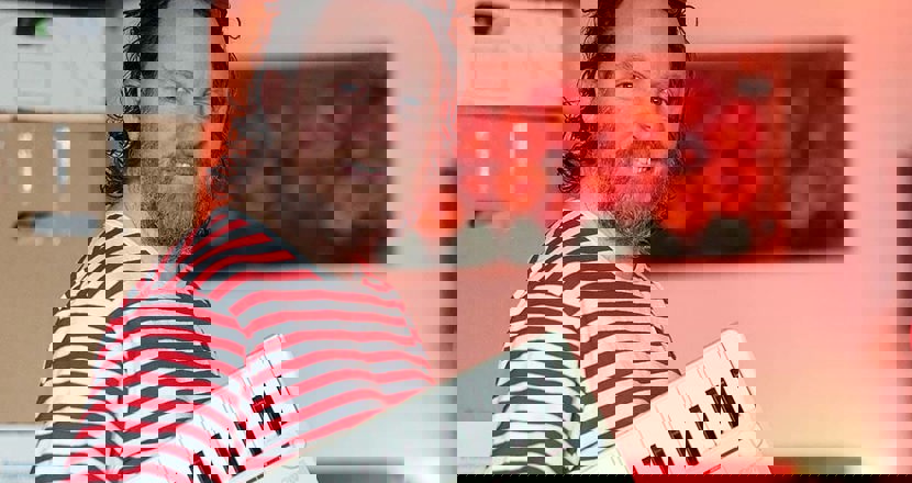 Uje Brandelius med en keyboard under armen. Foto.