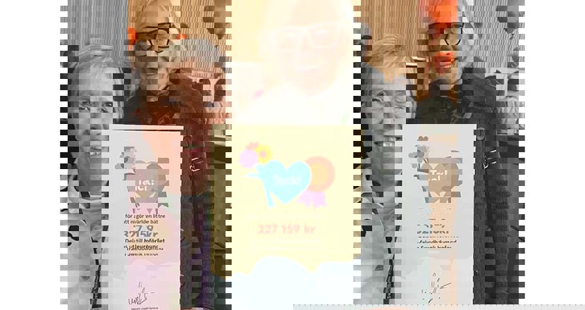 Ordförande Lise Lidbäck och tf kanslichef Torborg Wärn med ett diplom framför sig. Foto.