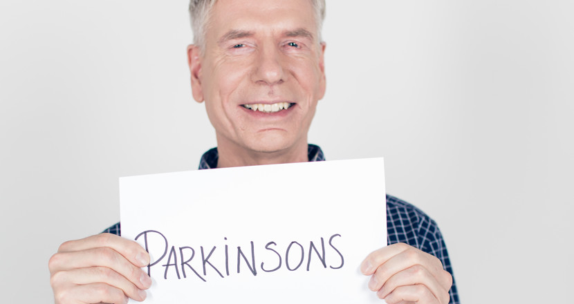 En medelålders man med en skylt 