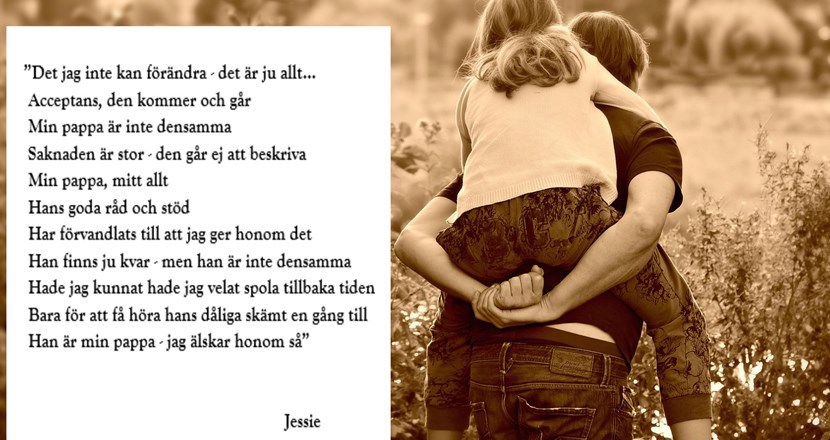 En svartvit bild med en man som bär en flicka på ryggen, sedda bakifrån. Till vänster i bilden en dikt. Foto.