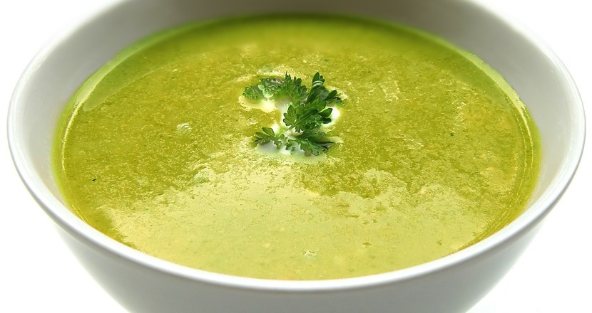 En skål med soppa.