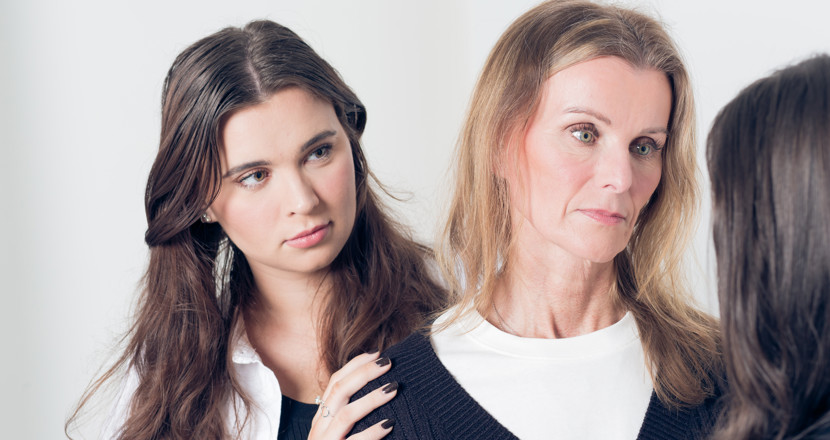 Tre kvinnor, mor och döttrar. Foto.