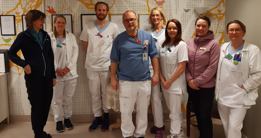 Åtta personer från teamet samlat. Foto.