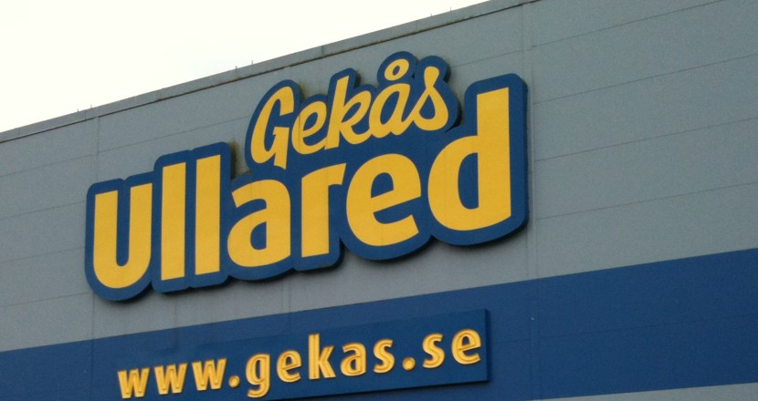 Människor utanför ingången till varuhuset Gekås i Ullared. Foto.