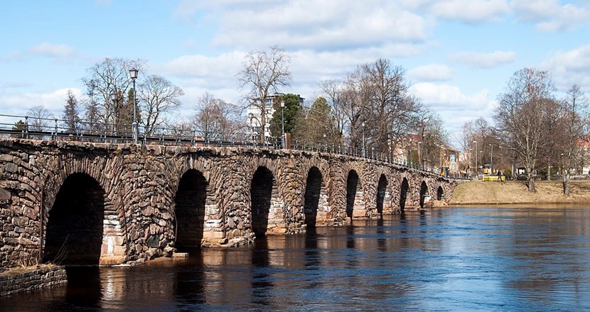 Stenbron i Karlstad med älven i förgrunden. Foto.