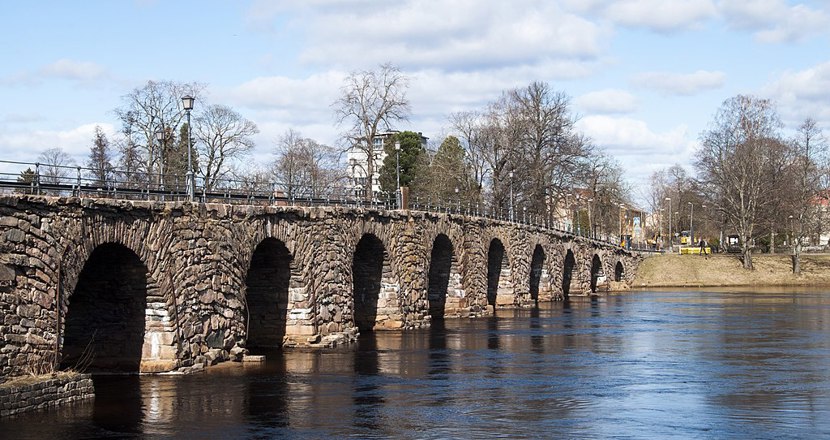 Stenbron i Karlstad med älven i förgrunden. Foto.