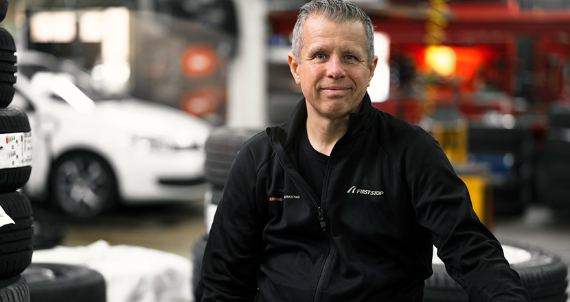 Mikael i sin bilverkstad. Foto.