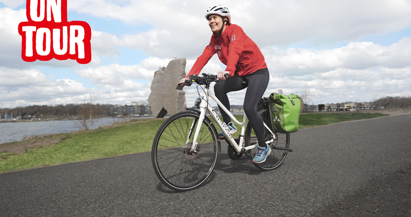 Jenny Ljungberg cyklar på en landsväg. Foto.