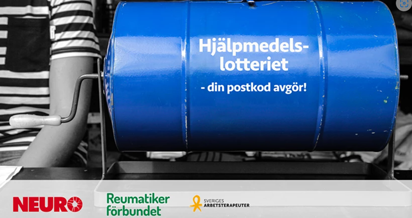 En blå lotteritunna med texten Hjälpmedelslotteriet - Din postkod avgör! Foto.