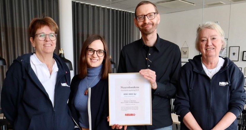 Emanuel Bäckryd får diplom med forskningsbidrag av Neuroförbundets Fanette Caudron och representanter från Neuro Östergötland.. 
