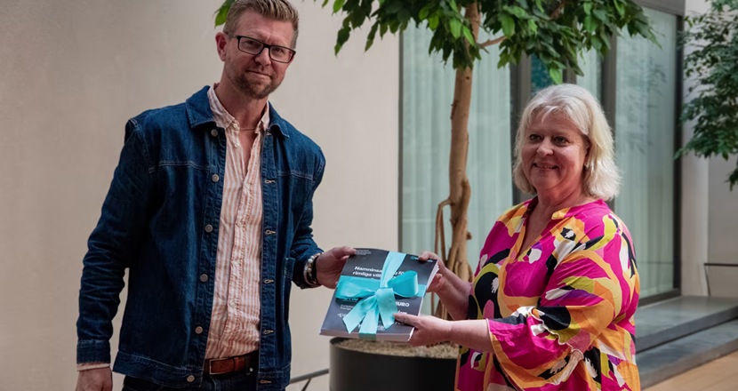 Henrik Petrén överlämnar namnunderskrifter till socialtjänstminister Camilla Waltersson Grönvall. Foto.