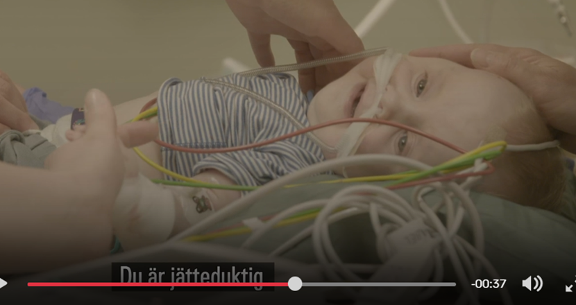 Skärmklipp från dokumentären med spädbarnet Roy.