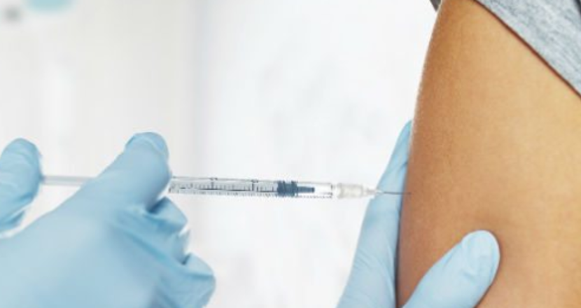 Närbild på spruta som tas i överarm