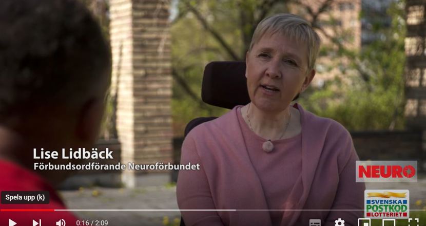 Bild på Lise Lidbäck som intervjuas i Marabouparken i Sundbyberg.