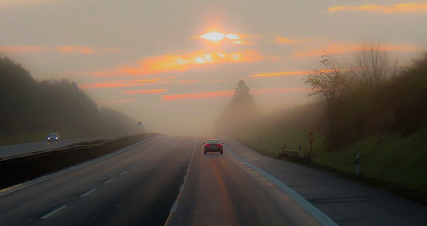 En motorväg i morgondimma
