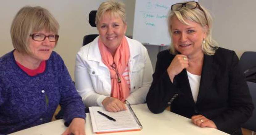 Tre personer vid ett bord