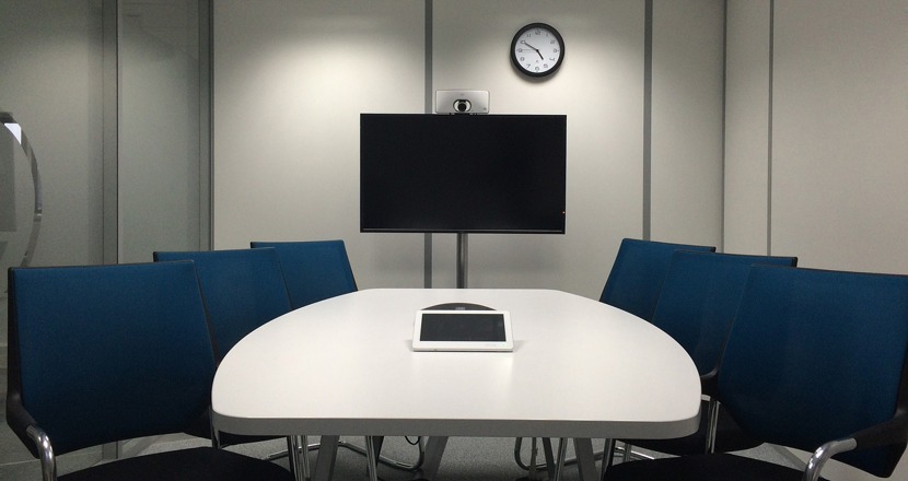 Datorskärm på bord i tomt konferensrum. Foto.