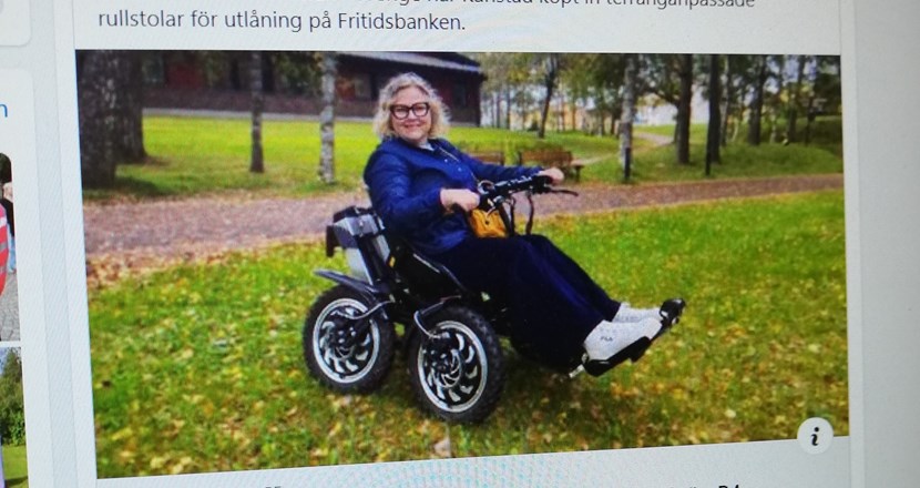 På en dataskärm syns en kvinna som sitter i en terränganpassad rullstol. Dessa finns sedan till utlåning på Fritidsbanken i Karlstad. Foto.