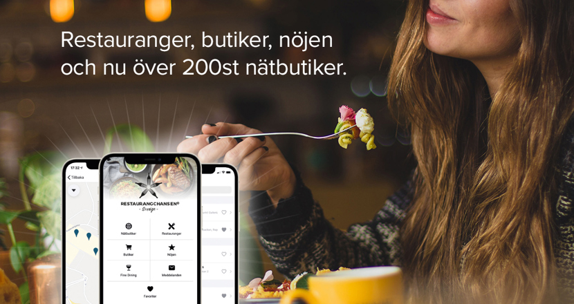 En mobiltelefon med RC-appen framme samt en kvinna som sitter och fikar, då man ser hennes långa hår och en kaffekopp. Foto.