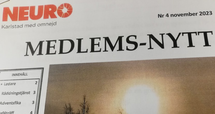 En bild på Medlems-nytt nr 4 2023, där man ser en bild med svarta siluetter av träd och en vintrig kvällssol. Foto.