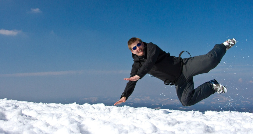 Man som faller i snö