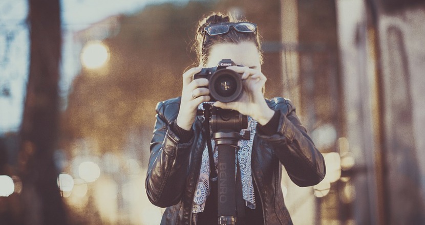 kvinna som fotograferar 