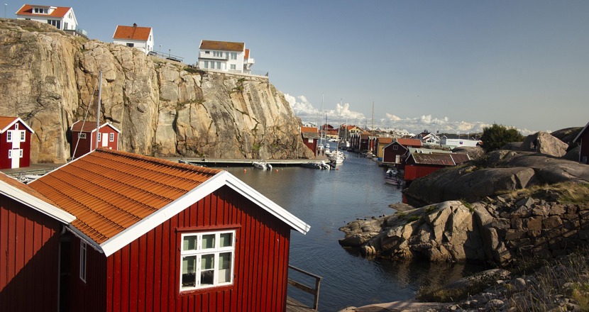 Bild på små hus i en viadukt i Bohuslän