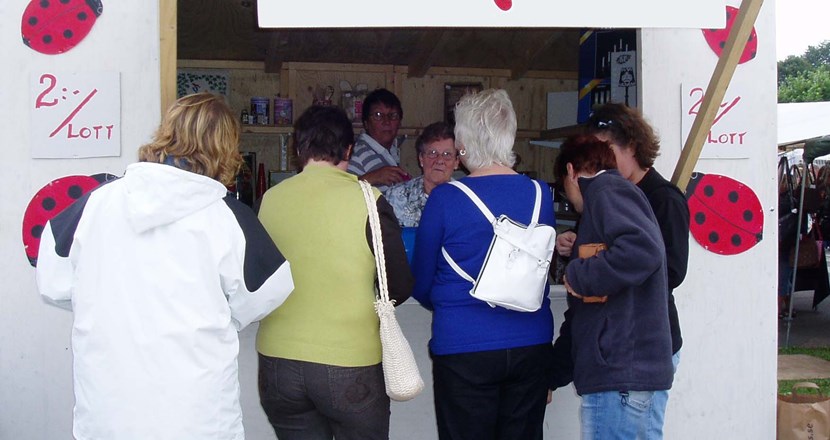 Besökare köper lotter i tombolaståndet
