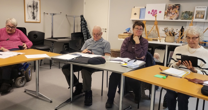 Ett par personer som sitter vid ett bord.