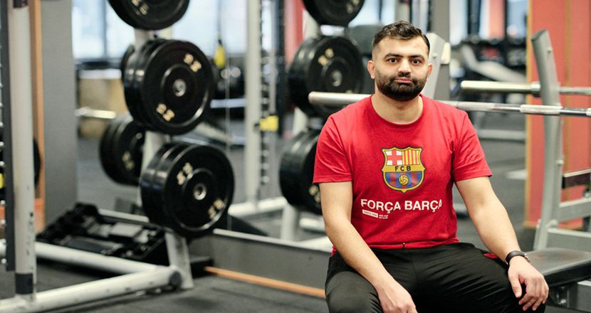 Mohammad i röd tröja på gymmet.