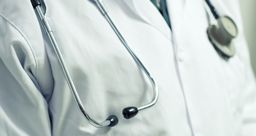Läkarrock och stetoskop. Foto.