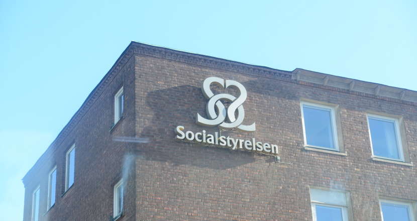 Fasad med skylt för socialstyrelsen. Foto.