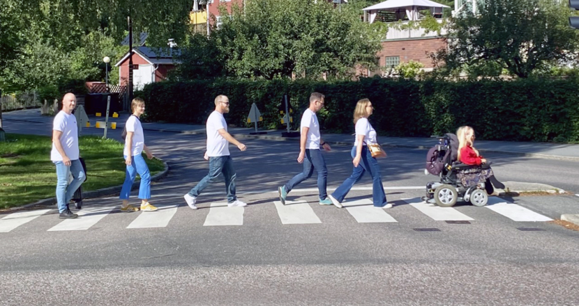 Sex personer går över ett övergångsställe. Foto.