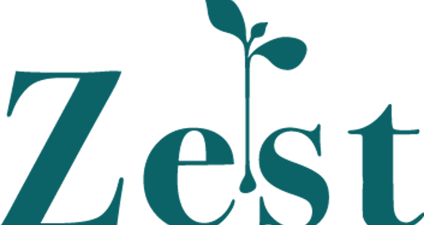 Zests logga i mörkgrön text med en liten grodd som växer upp mellan e och s och fortsätter över texten. Logga.