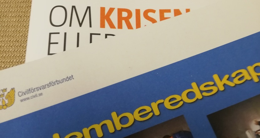 Del av broschyrer om hemberedskap från Civilförsvarsförbundet, en med en orange rand och en med gul text mot blå bakgrund. Foto.