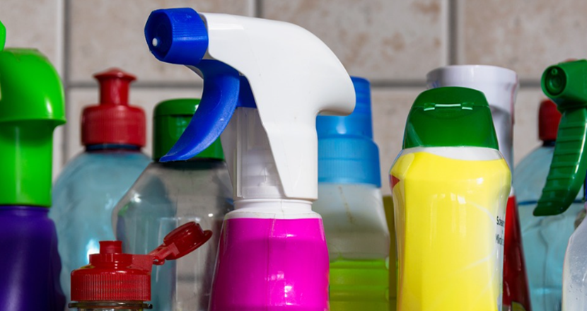 Överdelarna av ett antal färgglada rengöringsflaskor. Foto.