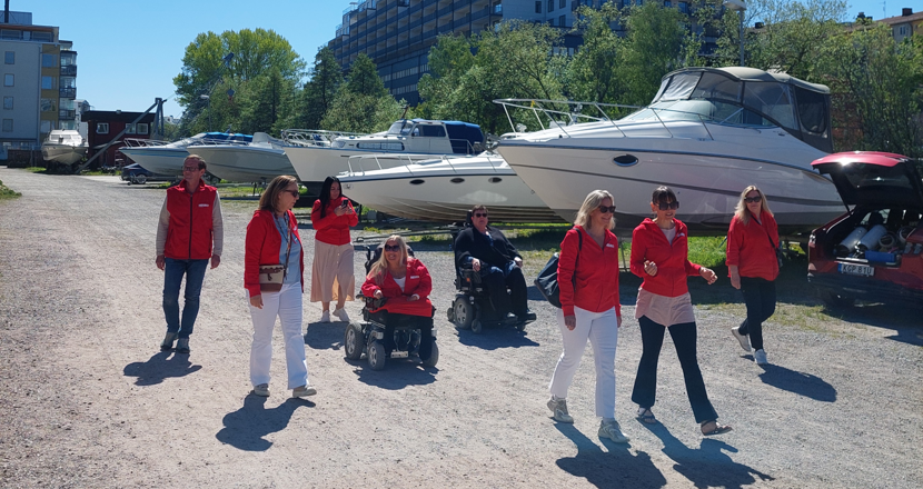 Förbundskansliet promenerar iklädda röda tröjor. Foto.