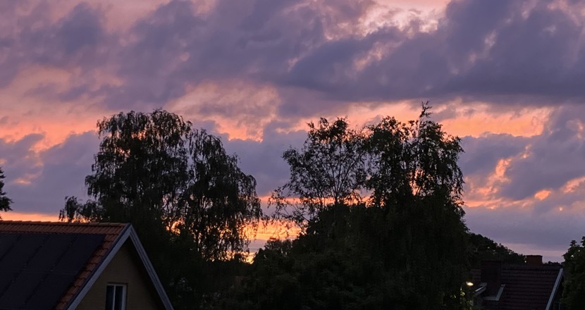 Foto: Kvällshimmeln med magi i färgskiftningarna, juni 2024.