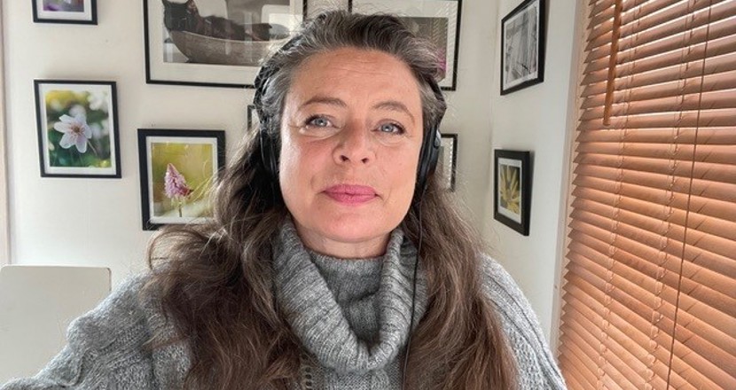 Foto på Sanna med långt mörkt hår och grå polotröja