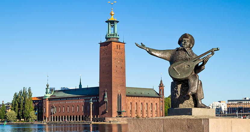Fotografi, Två kvinnor som ler där den yngre står snett bakom och lutar sig framåt medan hon håller sina händer på den äldre kvinnans axlar