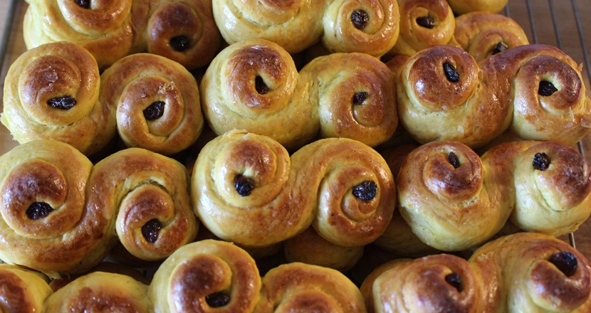 Nybakade klassiska lussekatter