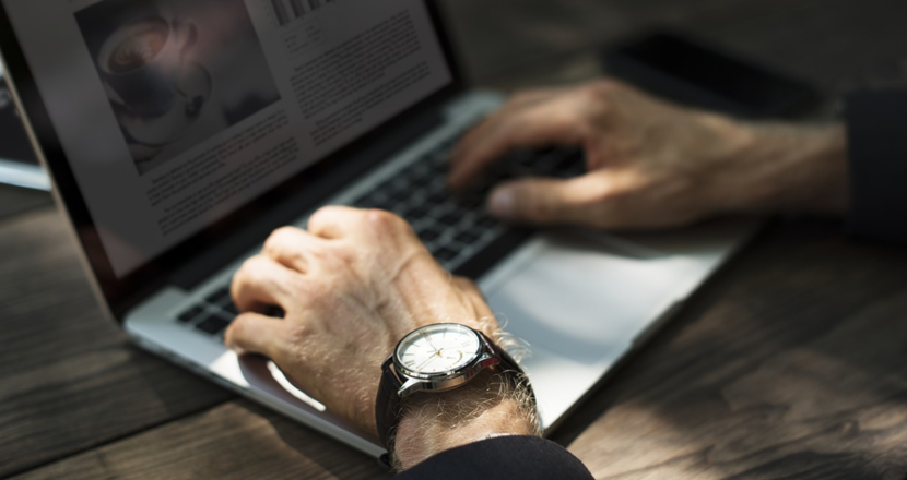 Händer som skriver på tangentbord på pc